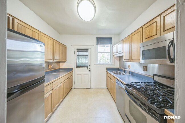 Building Photo - 2 Bedroom townhome in Denver with yard