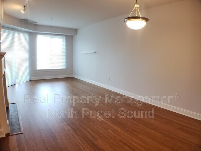 Building Photo - 18707 SE Newport Way