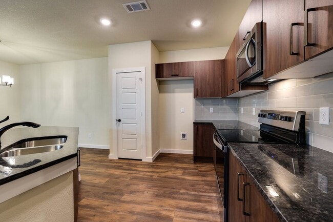 Building Photo - AVAILABLE NOW! GORGEOUS 4 BEDROOM DUPLEX L...