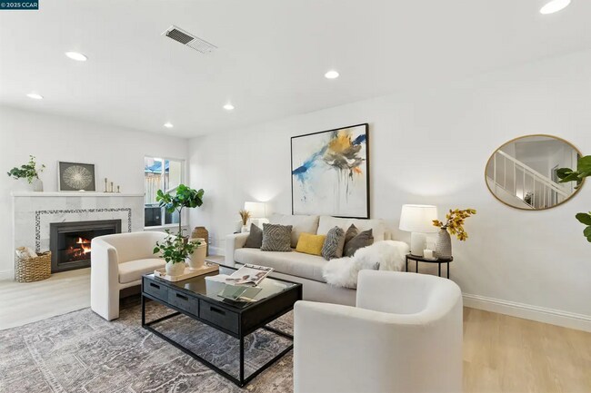 Photo - 208 Siskiyou Ct Townhome