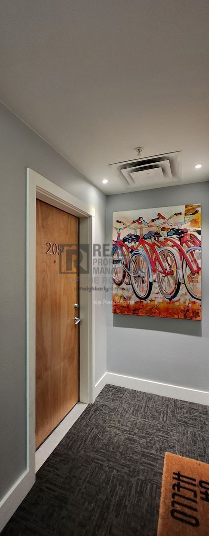 Building Photo - 204 Maple St