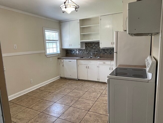 Building Photo - 2102 W Concho Ave