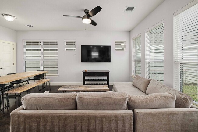 Foto del edificio - Modern condo, great location, fully Furnis...