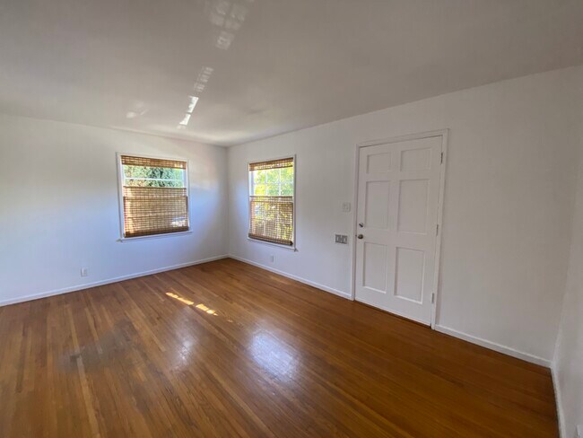 Living Room / Front Door - 618 Woodlawn Ave