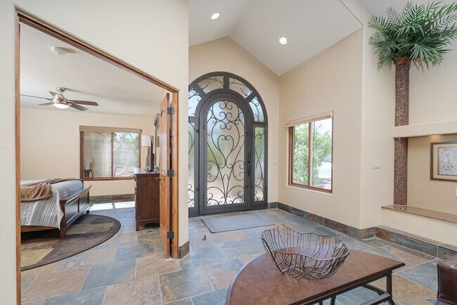 Building Photo - Stunning unfurnished or furnished 3 Bedroo...