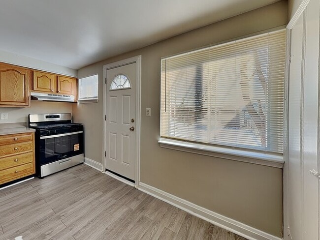 Building Photo - 1917 Searles Rd