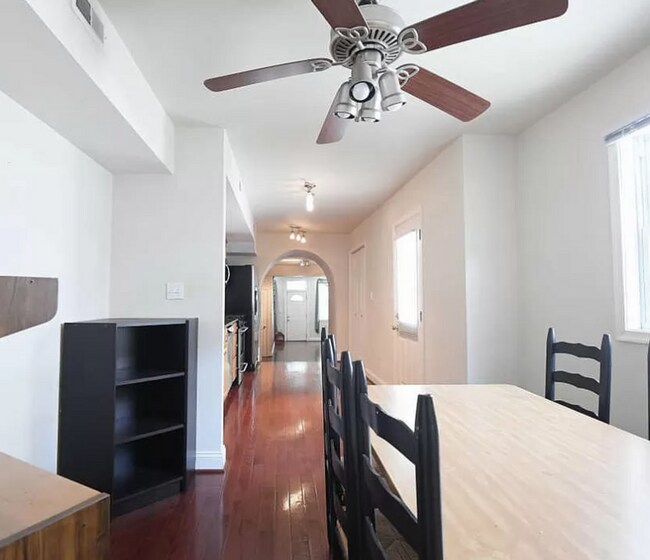 Foto del edificio - Charming Spacious row home in great downto...