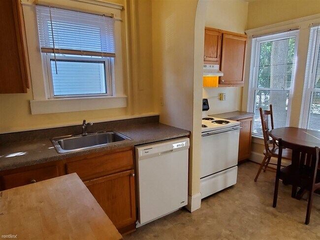 Foto del edificio - 9 br, 4 bath House - 324 John St