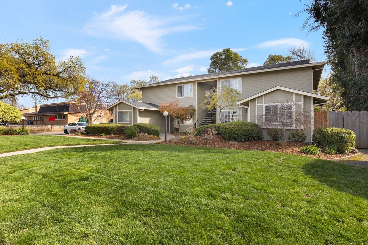 Foto principal - Chico-3 bed 1 bath Apartment that feels li...