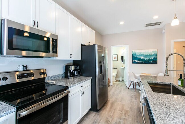 Foto del edificio - Spacious Three Bedroom w/ Loft Space