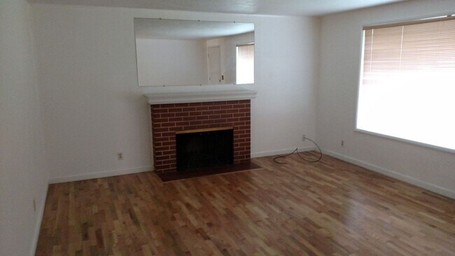 Foto del edificio - 3 Bed/ 1.5 Bath 60's Vintage Charmer in th...