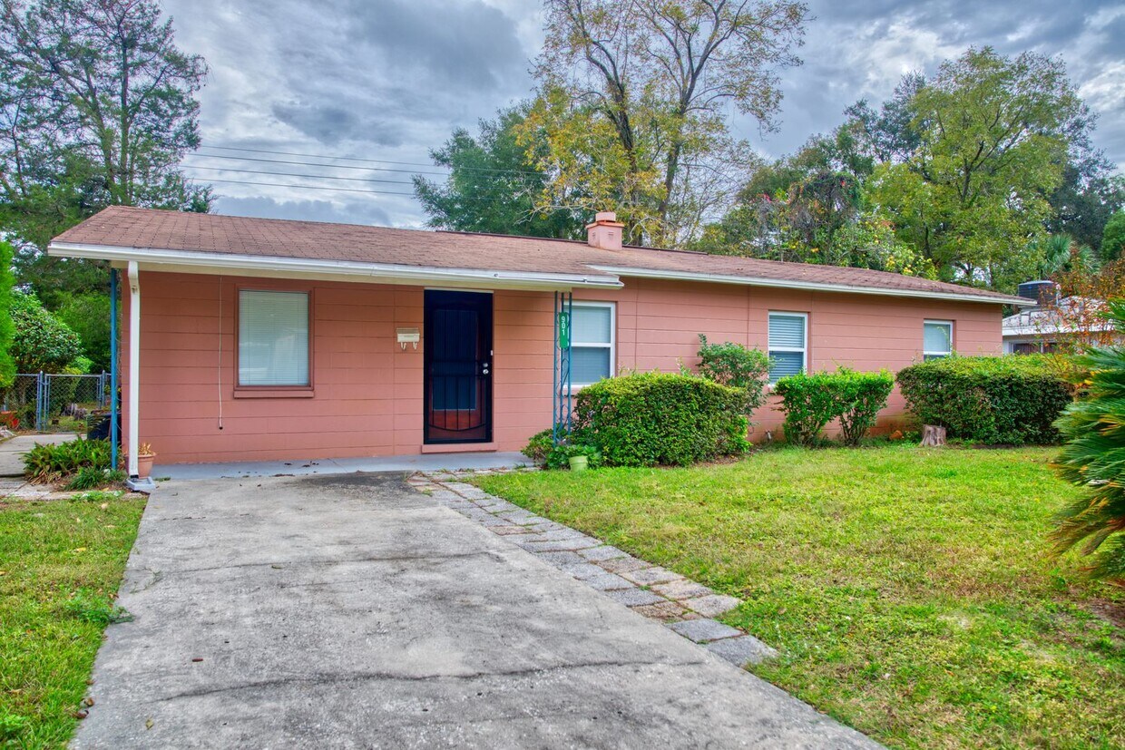 Foto principal - Nice 3 bedroom 1 and 1/2 bath in the heart...
