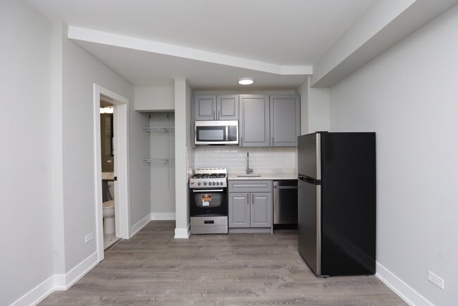 Building Photo - 510 W Belmont Ave