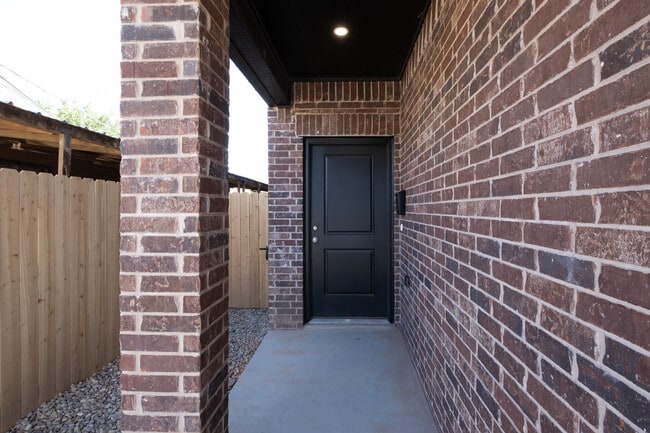 Building Photo - 405 38th St