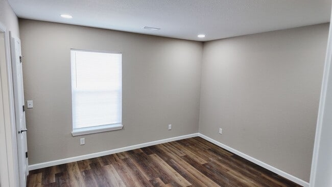 Building Photo - 203 Victory Ln