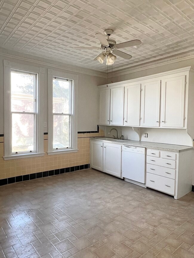 Building Photo - 124 Trenton St