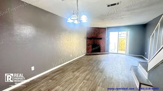 Foto del edificio - 10500 Lake June Rd
