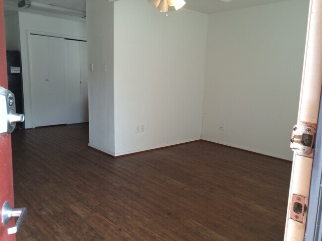 Foto del edificio - 3 Bed House w/ Garage & Private Backyard (...