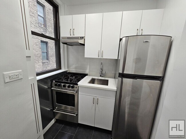 Foto del edificio - High-Ceiling One-Bedroom with Classic Details Near Grand Central