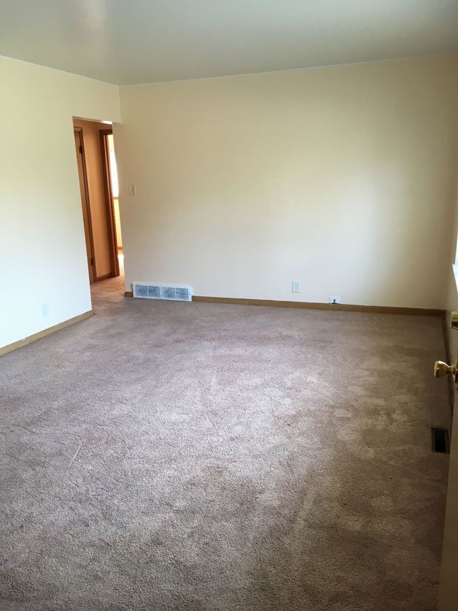 Building Photo - 6930 W. Appleton Ave. - 2 Bedroom Lower