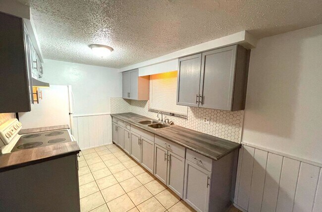 Building Photo - Beautiful 2 Beds and 1.5 Baths Home Availa...