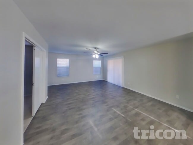 Foto del edificio - 11445 W Cambridge Ave