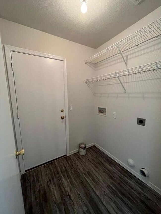 Foto del edificio - Apply Here WWW.RENTREDBRICK.COM