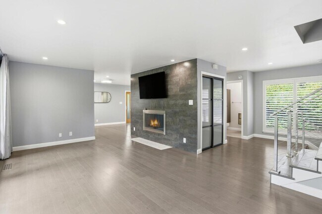 Building Photo - 2010 Santa Cruz Ave