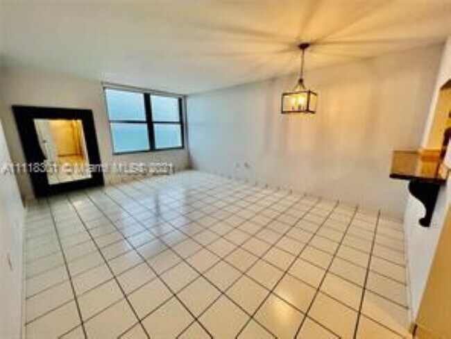 Building Photo - 2899 Collins Ave