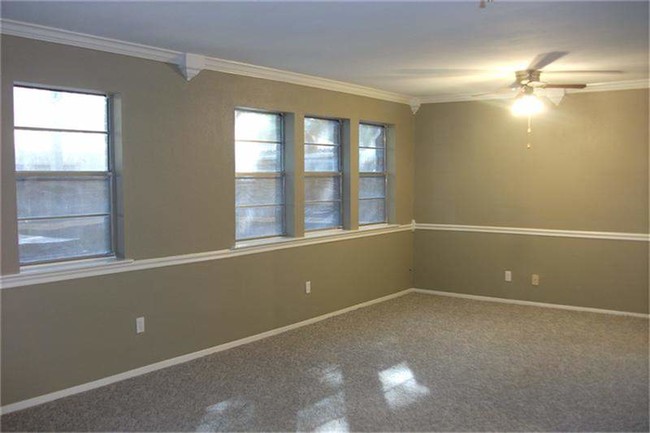 Building Photo - 2124 Casa Rio Cir