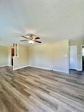 Building Photo - 562 Jacquie Dr