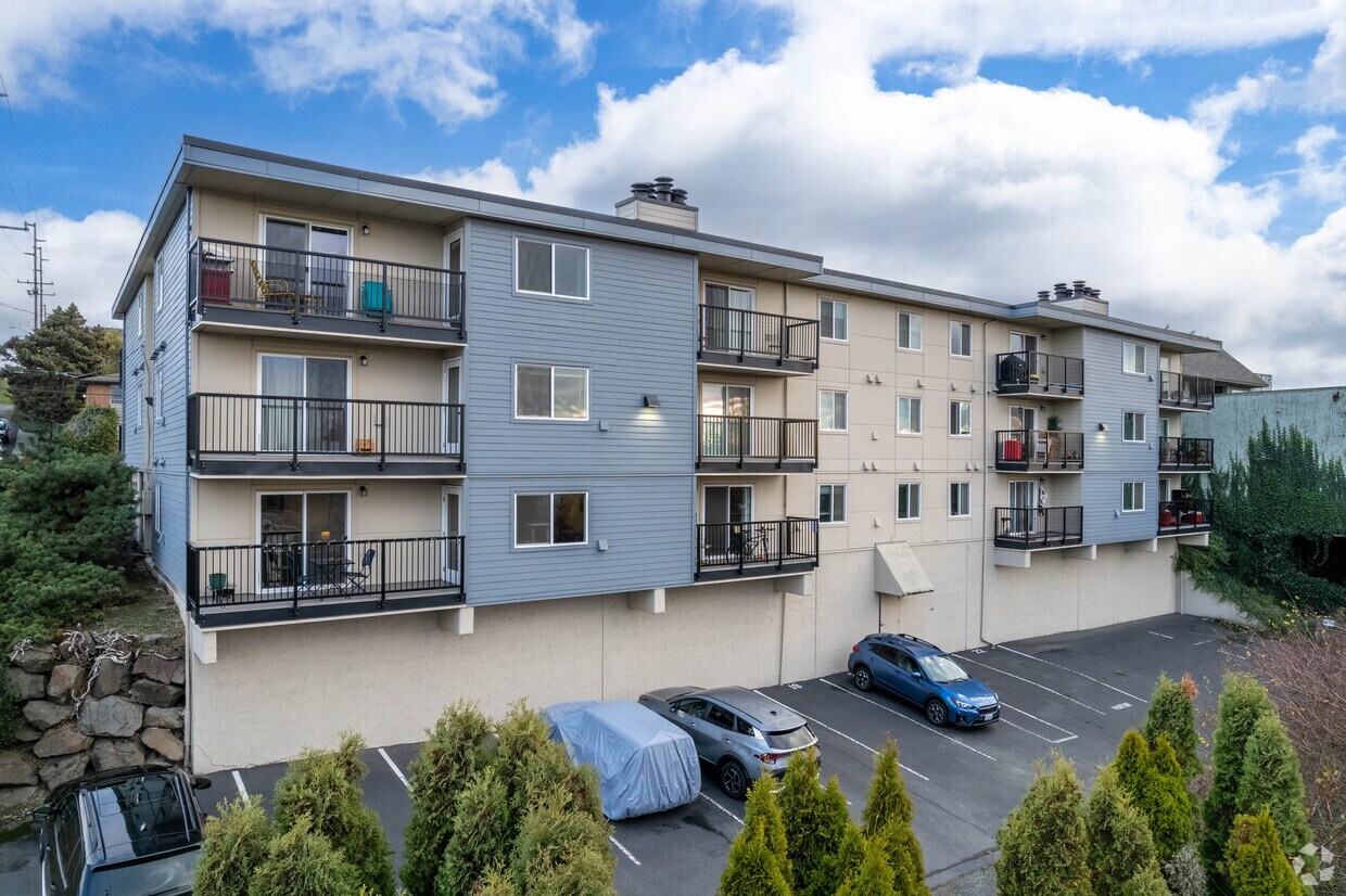 Exterior - Greenwood Arms Condominiums