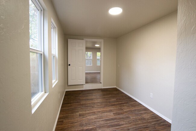 Building Photo - 1612 N Villa Ave Triplex