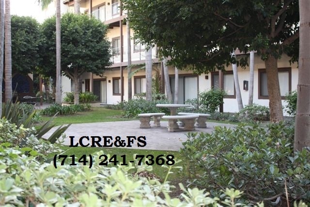 Building Photo - Los Caballeros #028