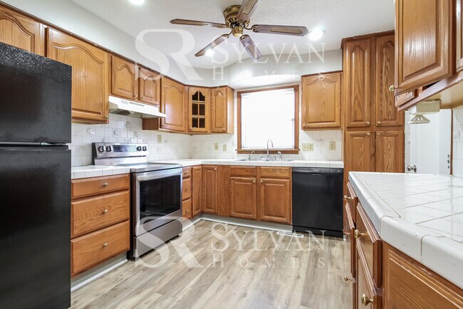 Building Photo - This 3 bedroom, 2 bathroom home is sure to...