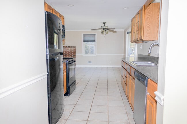 Building Photo - 11501 Daisy Ln