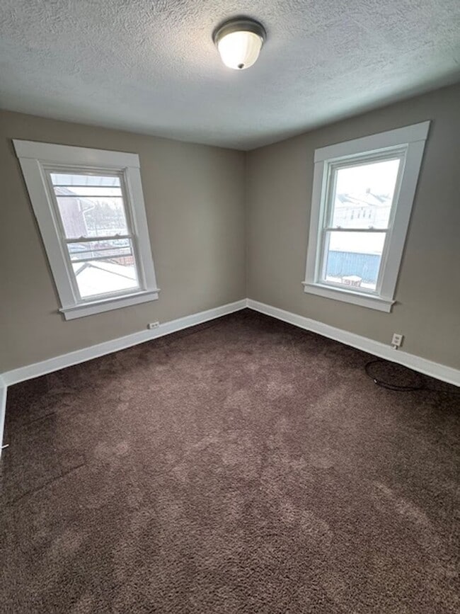 Building Photo - 905 Tecumseh St