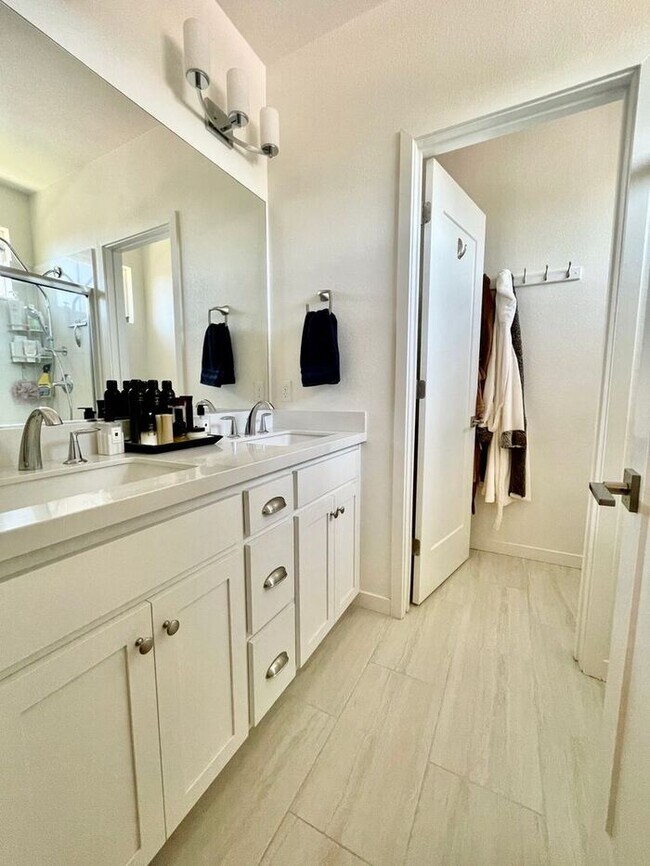 Building Photo - Beautiful 6 years new 3 bedroom home + lof...