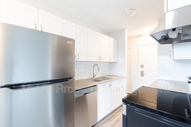 Building Photo - 10629-10114 114 St NW