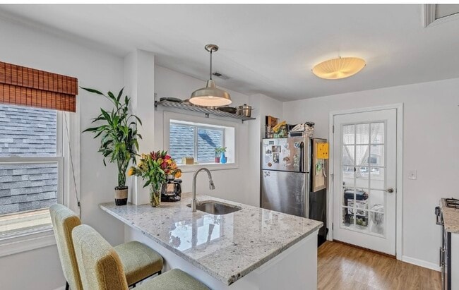 Building Photo - 520 N Ada St