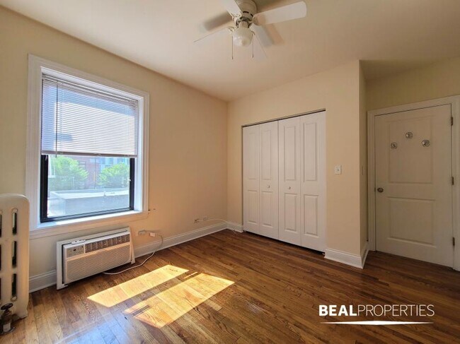 Building Photo - 1 bedroom in CHICAGO IL 60613