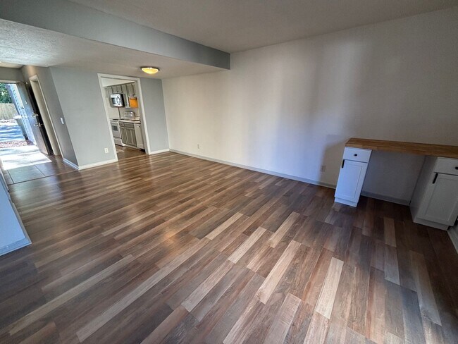 Building Photo - FOR RENT