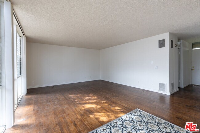 Foto del edificio - 11133 Rose Ave