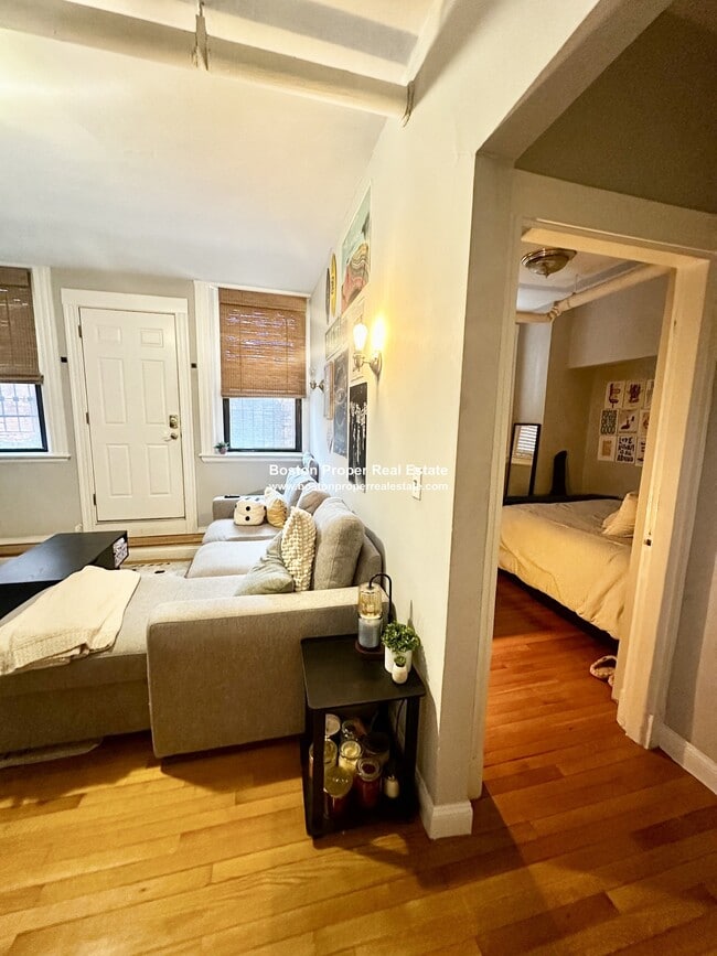 Building Photo - 583 Beacon St