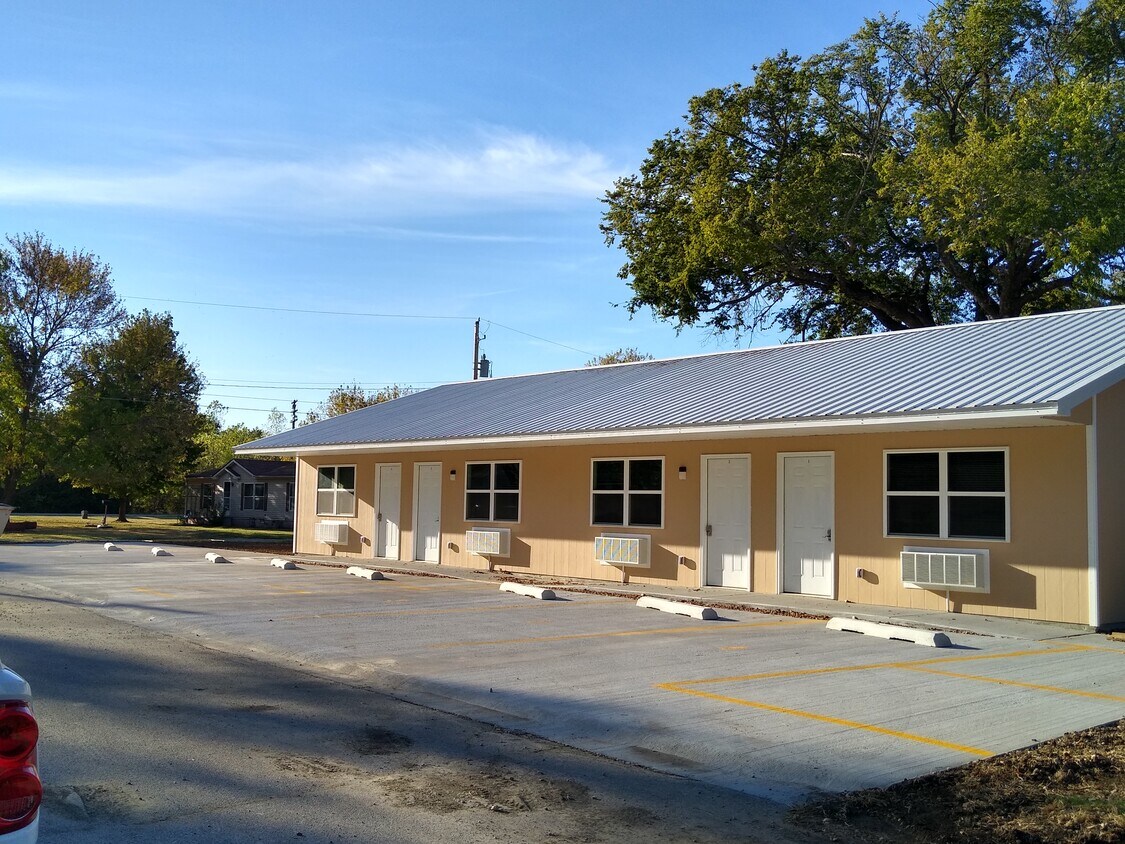 1129 S Forest Ave Unit 3, Chanute, KS 66720 Apartments in Chanute, KS