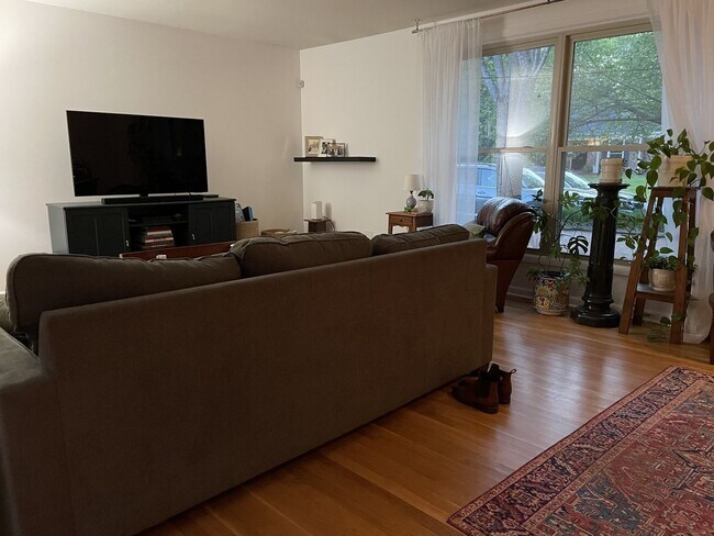 Foto del edificio - This gem is situated and Lovely 3BE/2BA on a quiet street in Warner Park