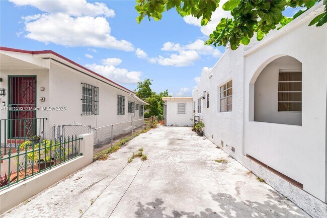 Building Photo - 2262 NW 5th St