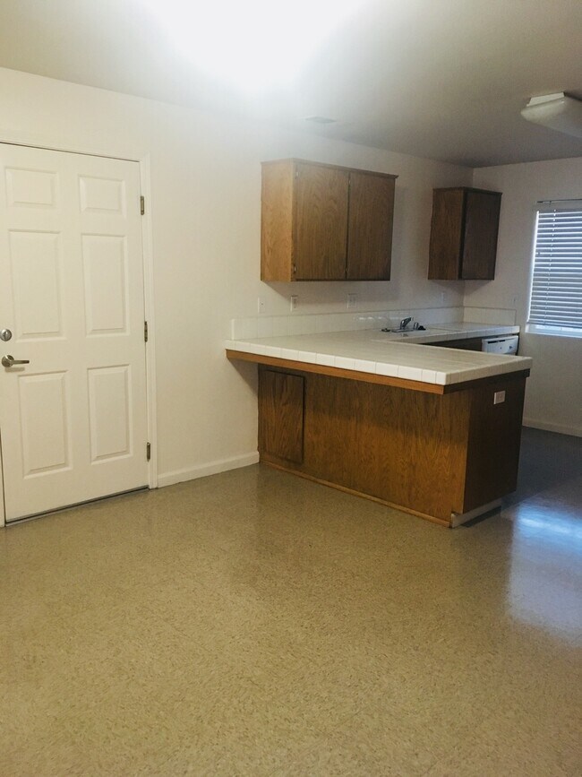 Building Photo - Spacious Apartment!!!