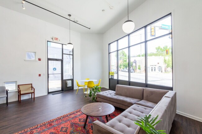 Oficina de arrendamiento - Westview Lofts