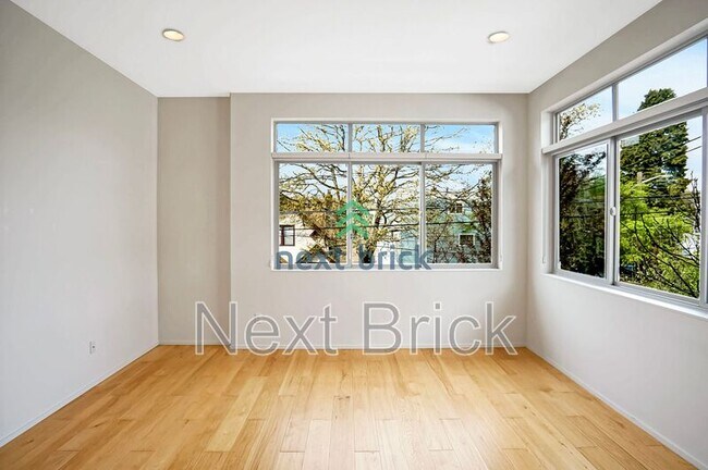 Building Photo - 122 22nd Ave